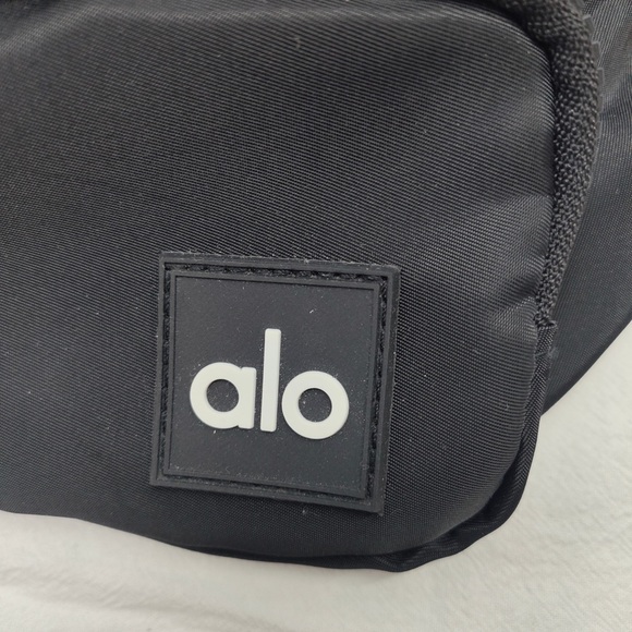 ALO Yoga Explorer Convertible Pack | 3L Nylon Waist Bag - Picture 5 of 6